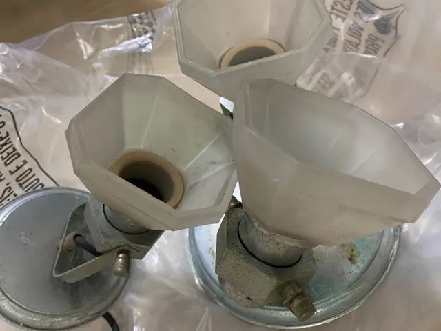 Três luminarias de vidro e metal