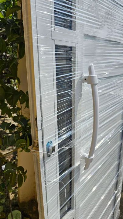 Porta de Alumínio branca 210x80 cm com vidros Fumê lacrada puxador  - Foto 5