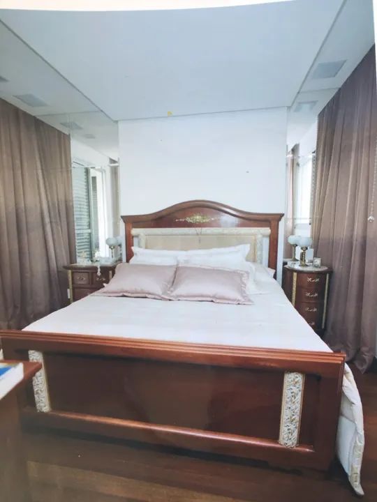 Cama QUEEN e mesas laterais.