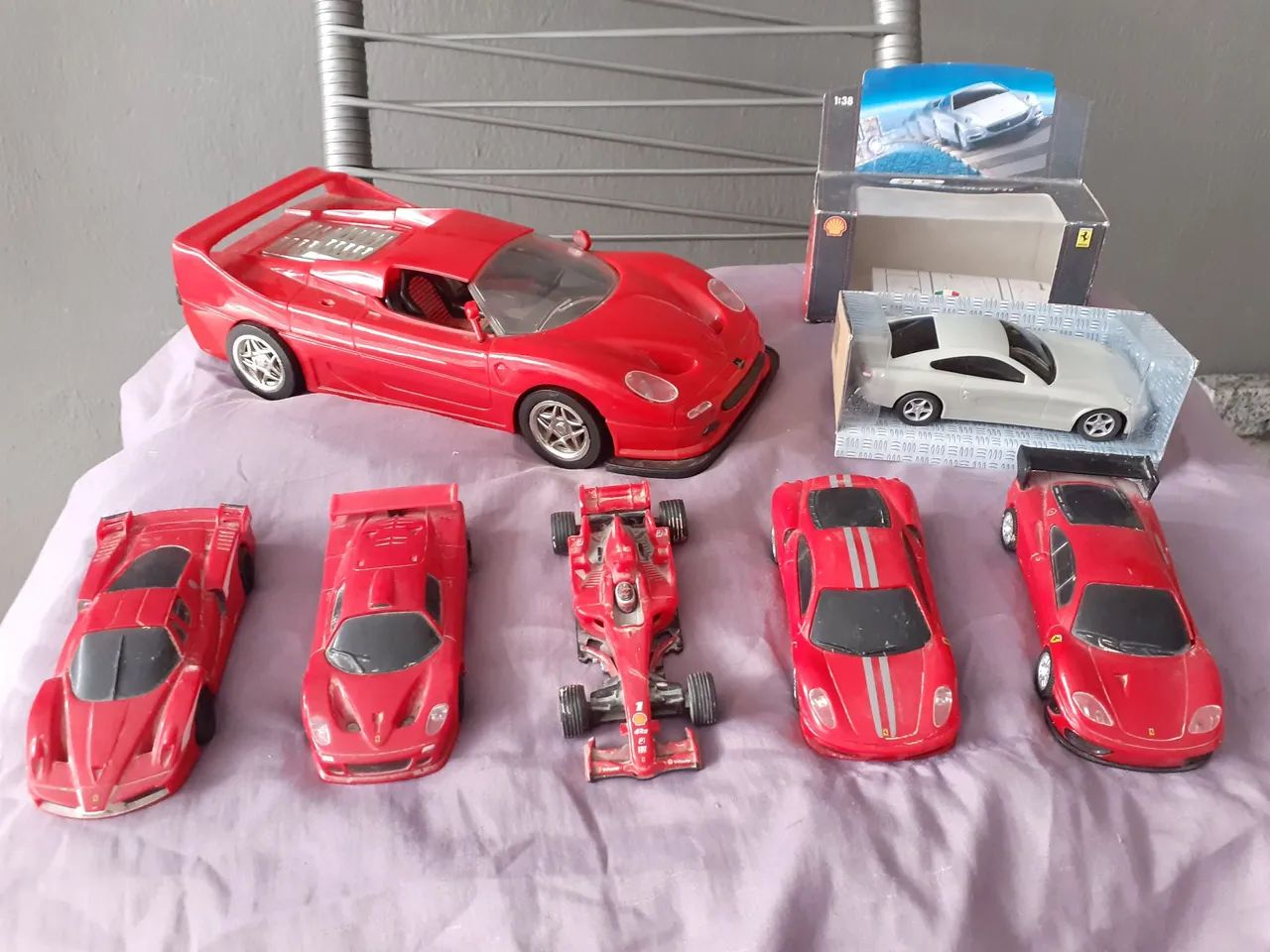 Carros de corrida Ferrari em miniatura