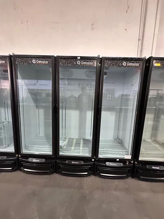 Expositora 3 portas 1450 litros cervejeira Gelopar 