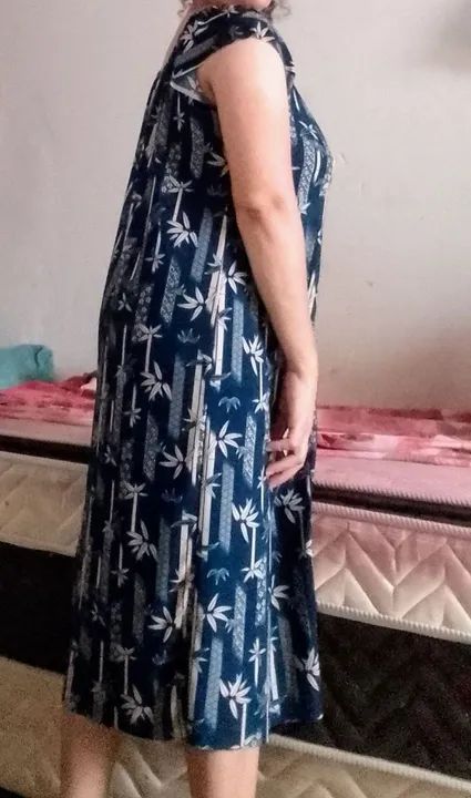 Vestido estampado azul com mangas curtas