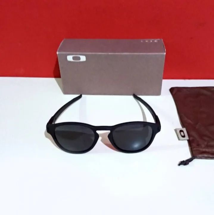 Óculos de sol Oakley Latch redondo preto fosco e lentes polarizada unissex novo  - Foto 6