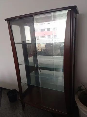Cristaleira mogno com vidro e espelho 