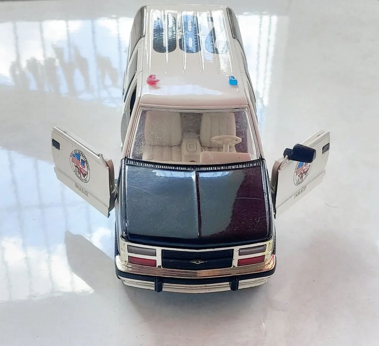 Miniatura Chevrolet suburban 1993 1/24