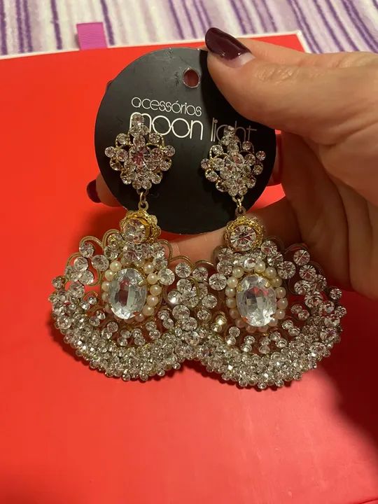 Brincos variados de strass e pedras - Foto 4