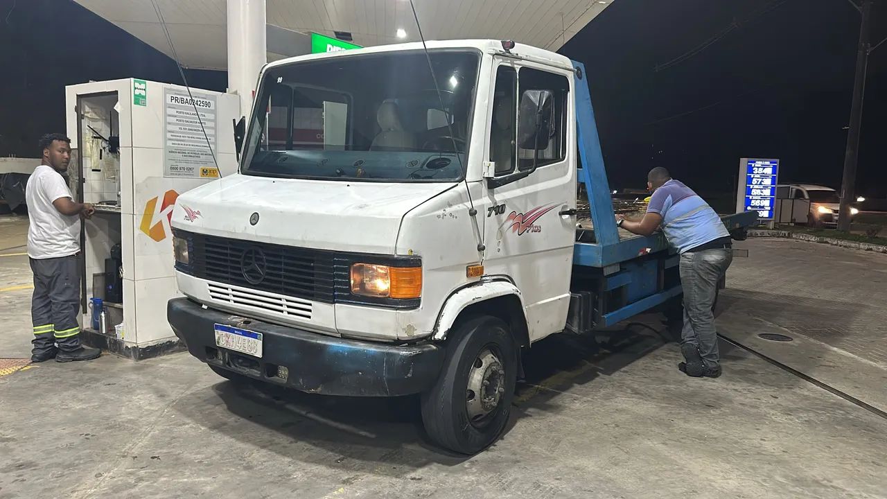 Caminhão Mercedes-Benz 710 - Plataforma