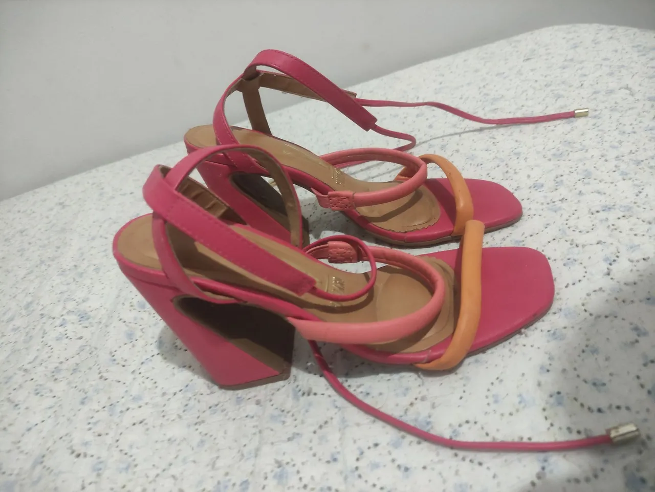 Sandália feminina rosa com detalhes em laranja