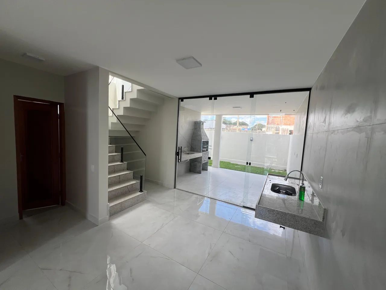 JARDIM DAS MANGUEIRAS  CASA DE 160 METROS QUADRADOS, 3 SUÍTES E 4 BANHEIROS - Foto 2