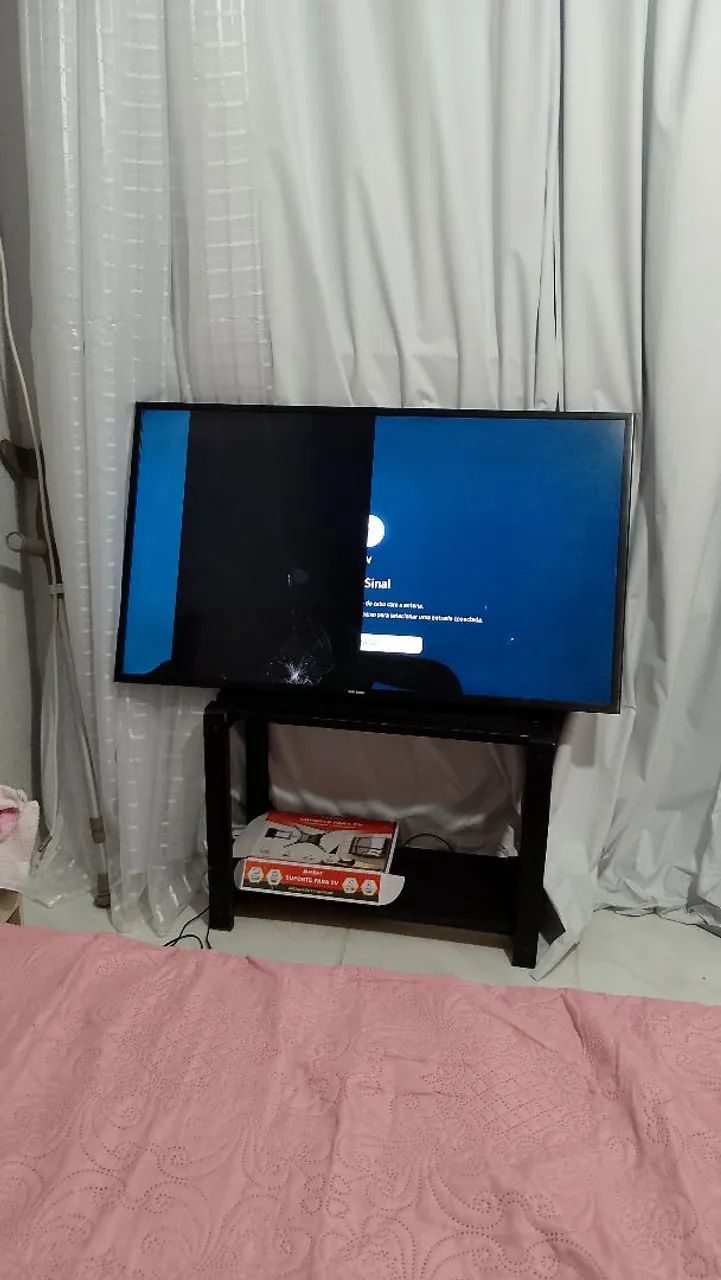 TV SAMSUMG SMART  43" COM A TELA RACHADA. VENDA PRA DESOCUPAR O LUGAR LOGO - Foto 2