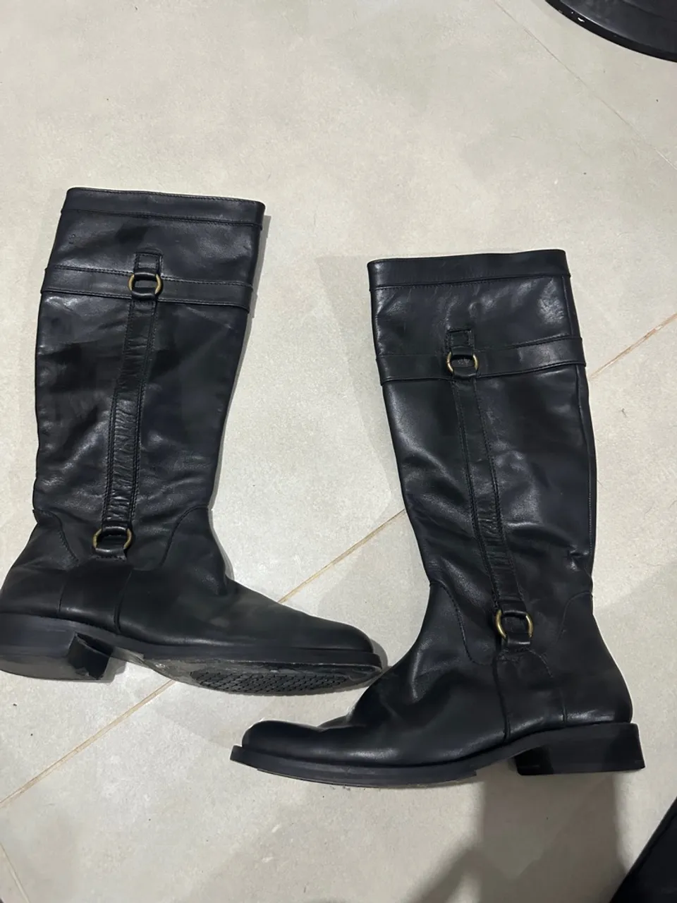 Botas de couro pretas com fivelas