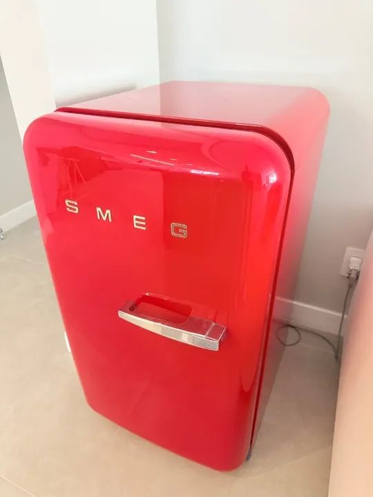 Frigobar original SMEG vermelho com freezer- 220V