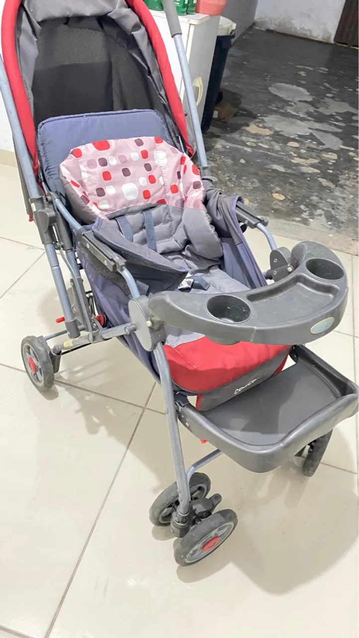 Carrinho de Bebê Compacto com Bandeja