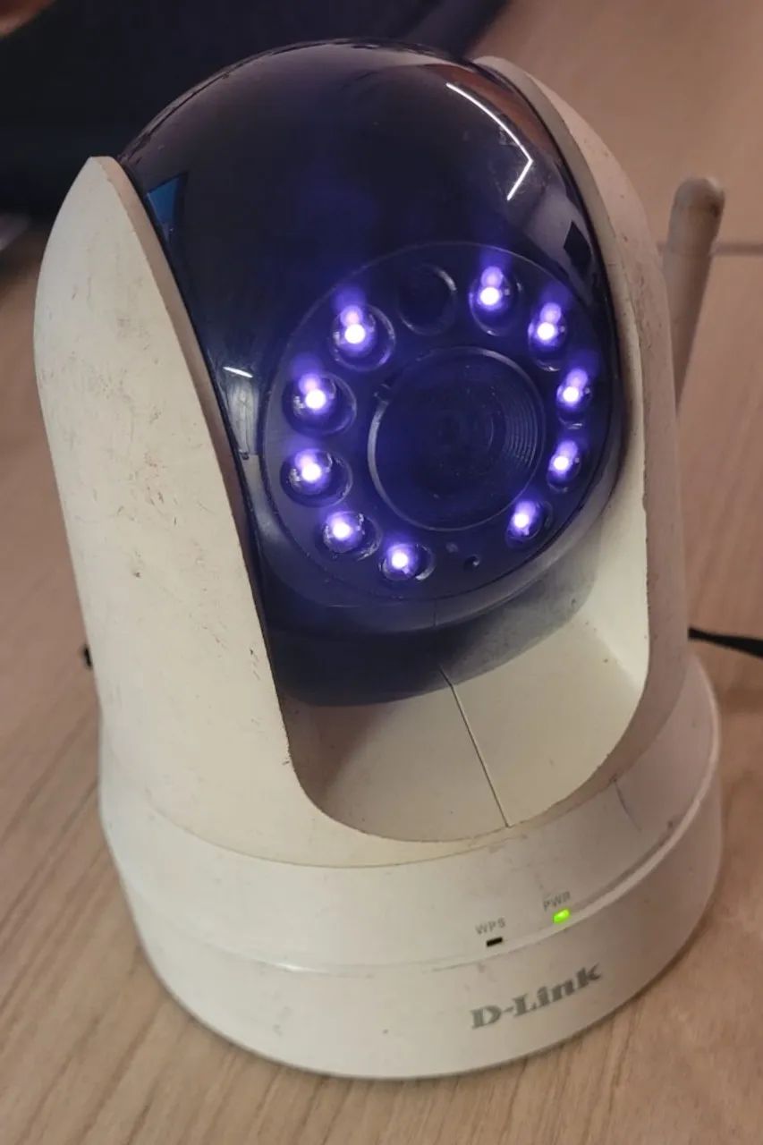 Câmera IP D-Link DCS-5020L com Wi-Fi, PTZ, visão noturna e acesso - Main Image