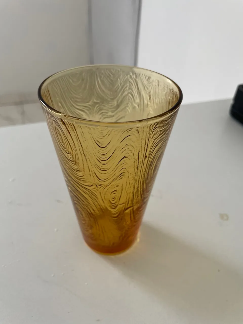 Copo de vidro âmbar com textura