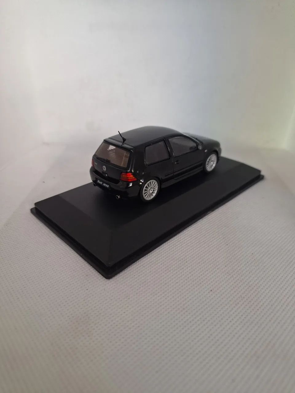 Miniatura VW Golf R32 Preta - Escala 1/43 - Solido - Hobbies e