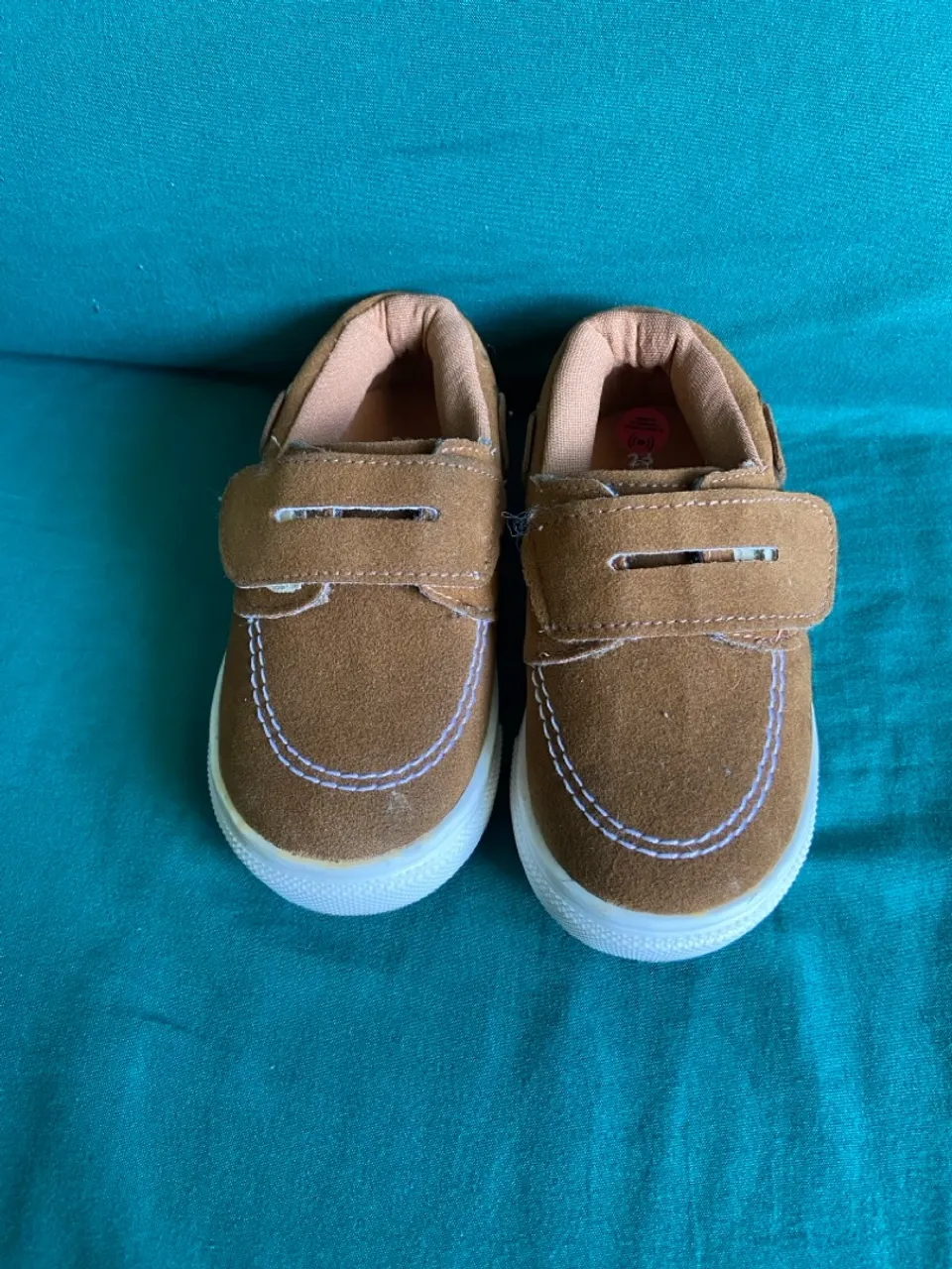 Sapatinhos infantis de camurça marrom com velcro
