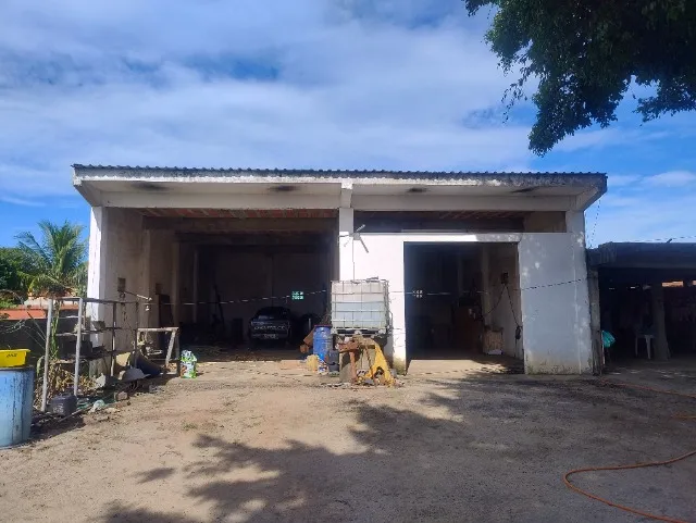 Terreno com dois galpões