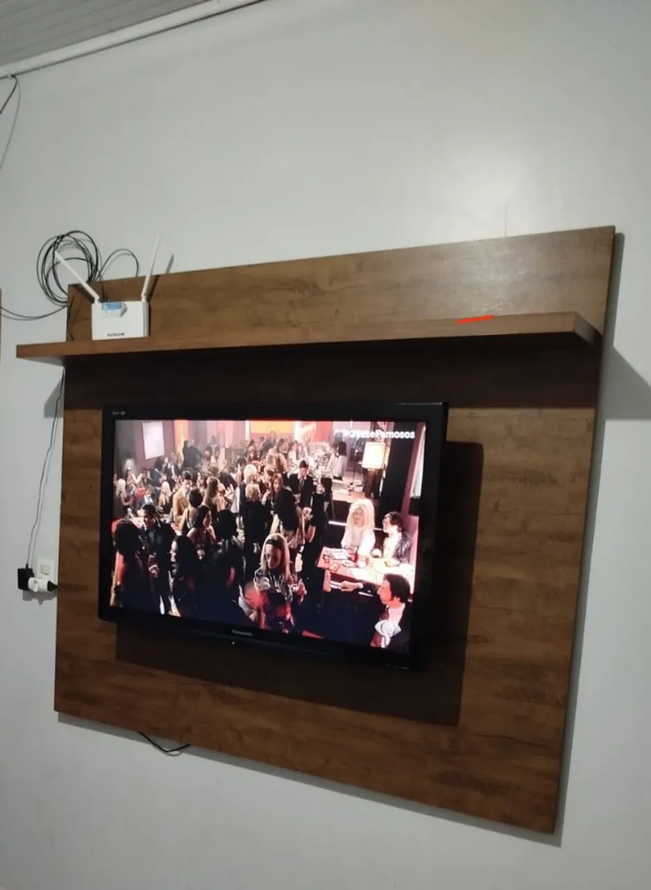 Painel de TV com prateleira