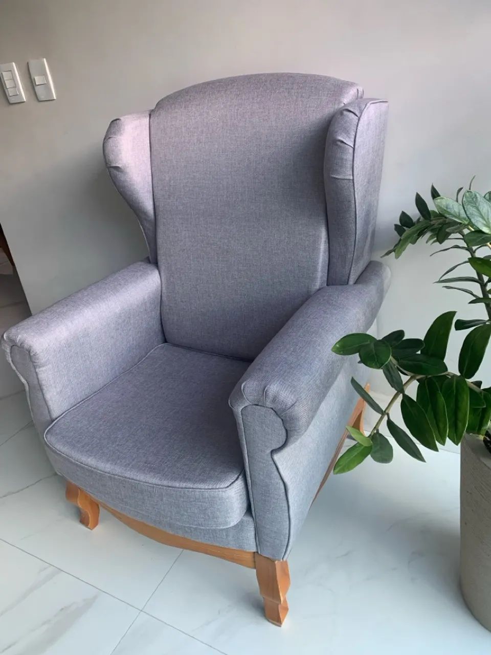 Poltrona confortável e elegante em linho cinza