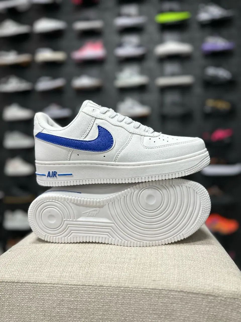 Tênis Nike Air Force 1 Branco com Detalhes em Azul