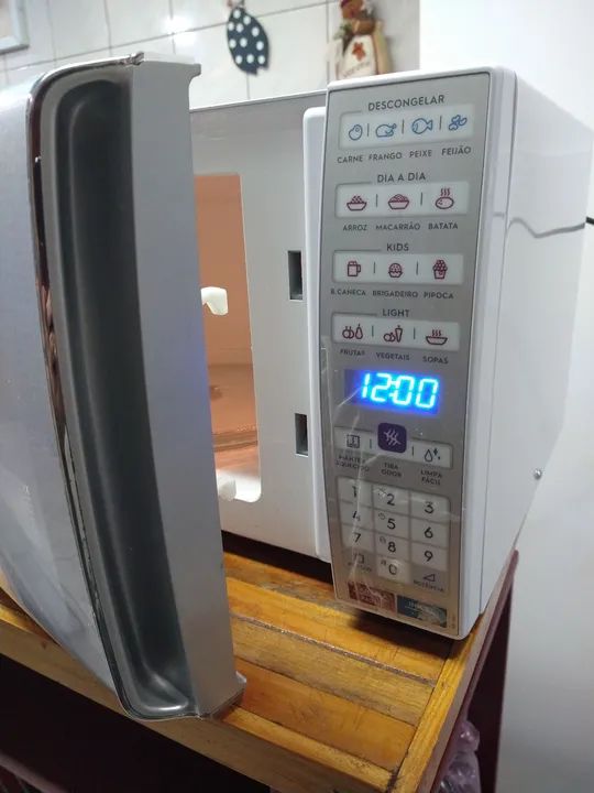 Microondas Eletrolux Meo44 - 220v - Branco - pouco uso - excelente estado de conservação - Foto 3
