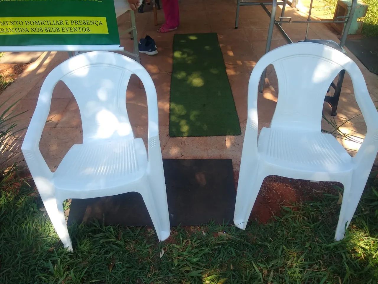 Cadeiras de Plástico Brancas