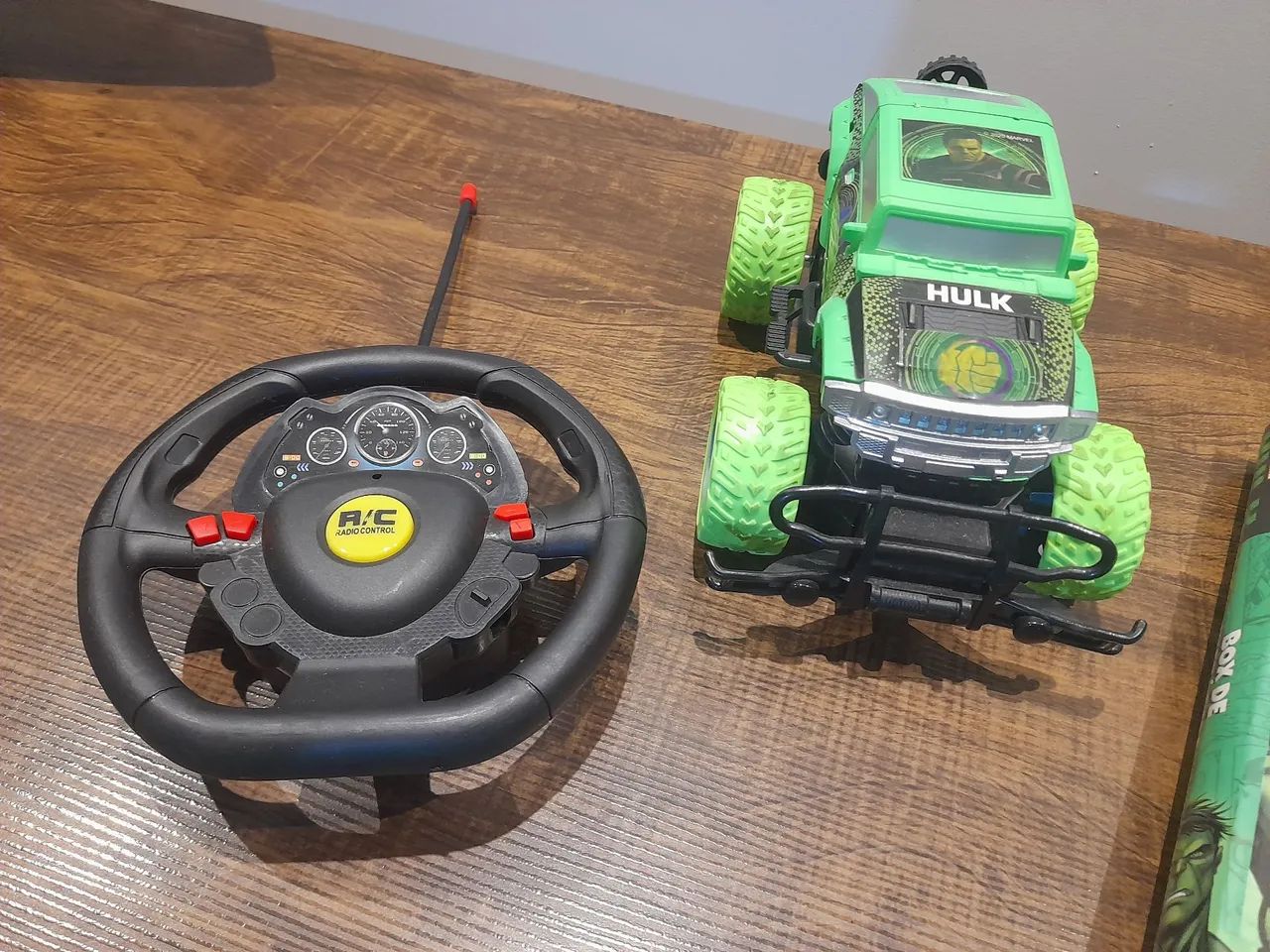 Carrinho Hulk com Controle Remoto Livro de Histórias