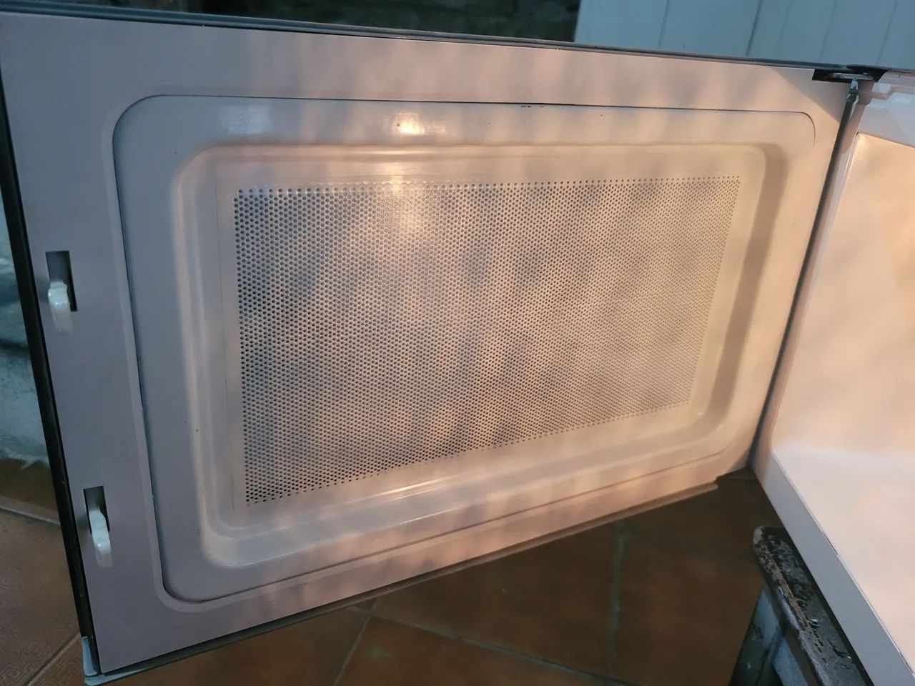 Vendo micro-ondas Brastemp 30L 127V funcionando perfeitamente. - Foto 2