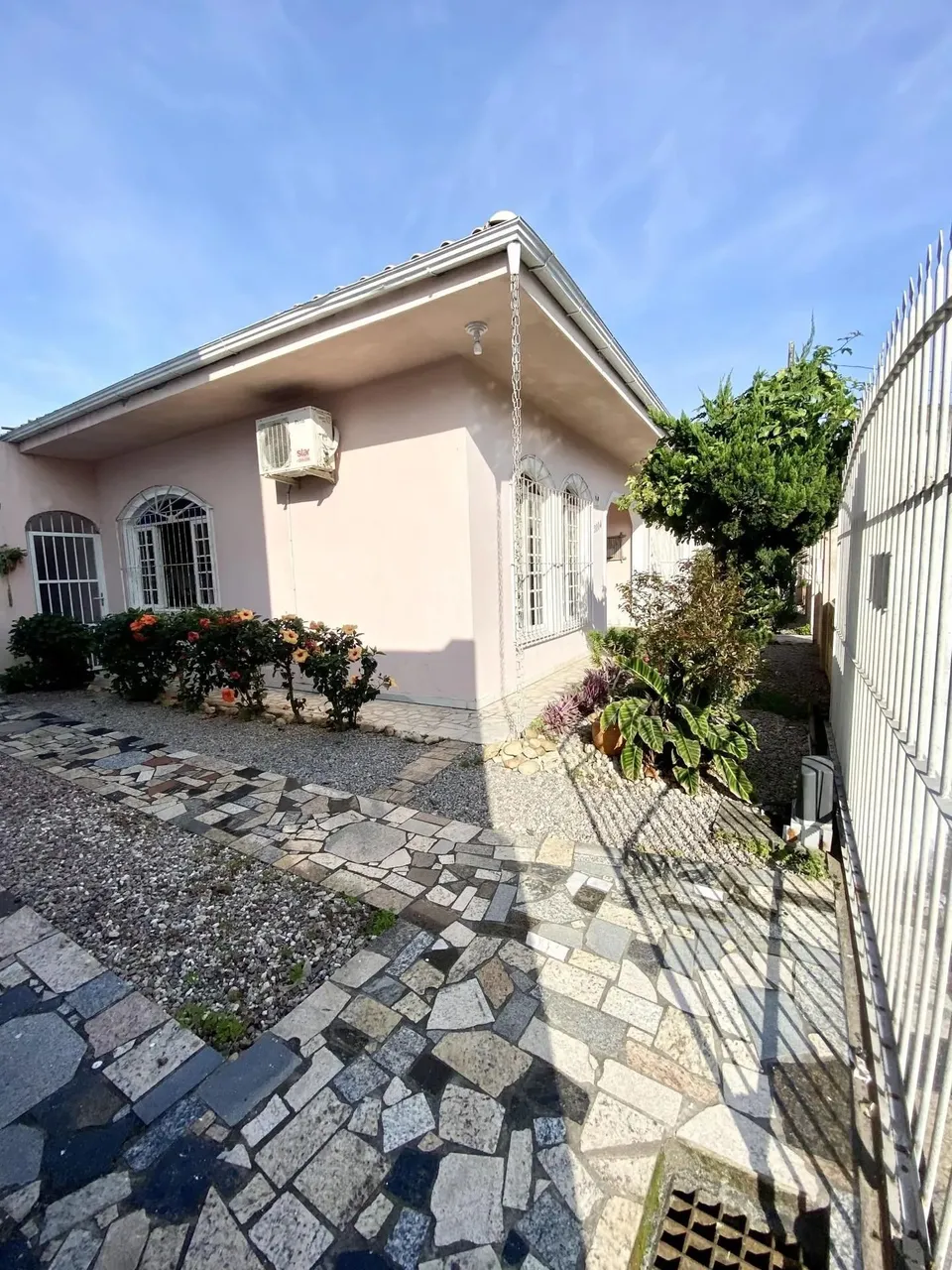 Casa com 4 dormitórios no bairro Jardim Santiago - São José