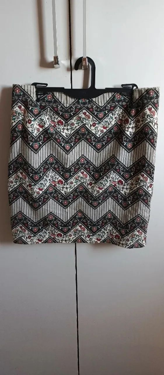 Saia curta estampada em floral 