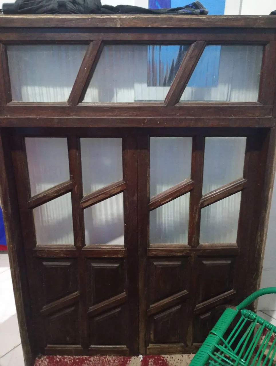 Porta de madeira com detalhes em vidro