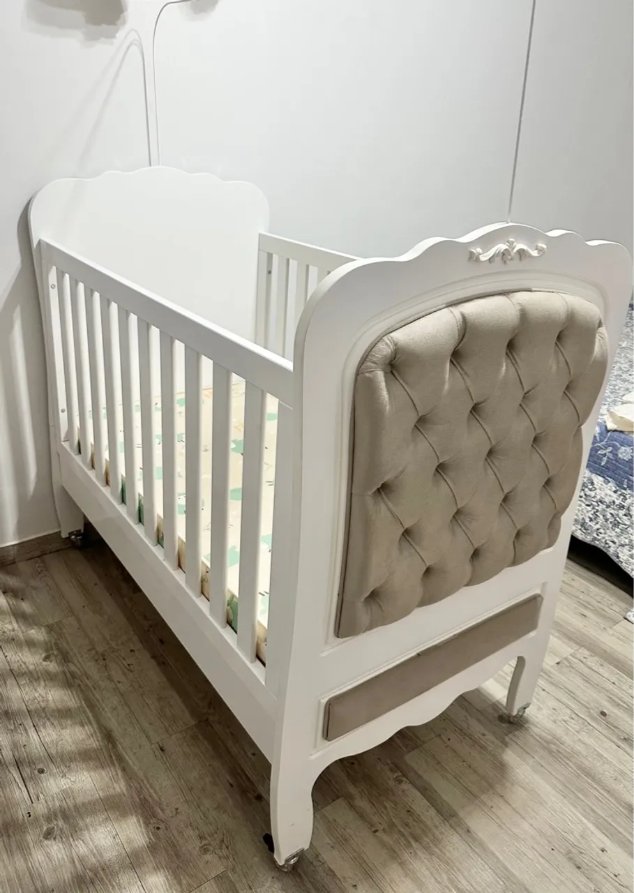 Berço vira cama provençal com capitonê