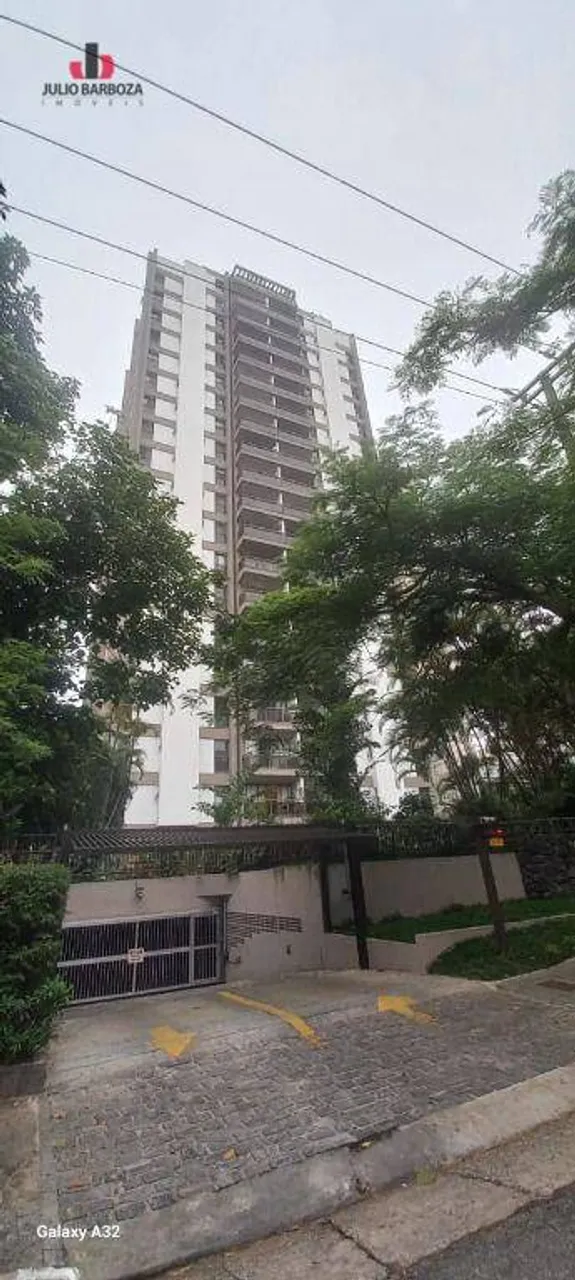 Predio em local nobre de Moema sendo 3:dorm,um suíte ,varanda ,2 vagas 110m2 com quadra de