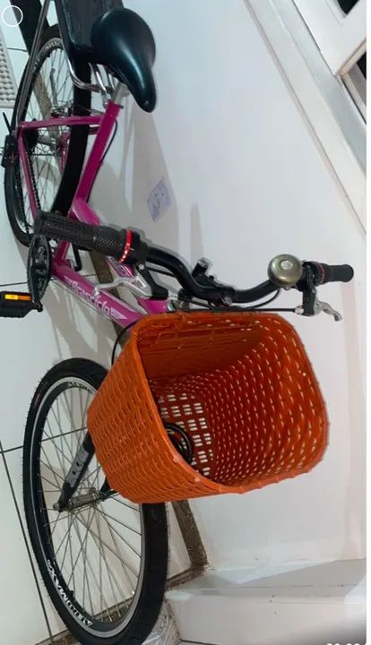 Bicicleta Rosa com Cesto aro 26 - Foto 2