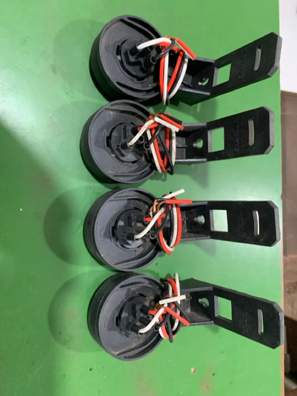 Suporte de lâmpada com fios