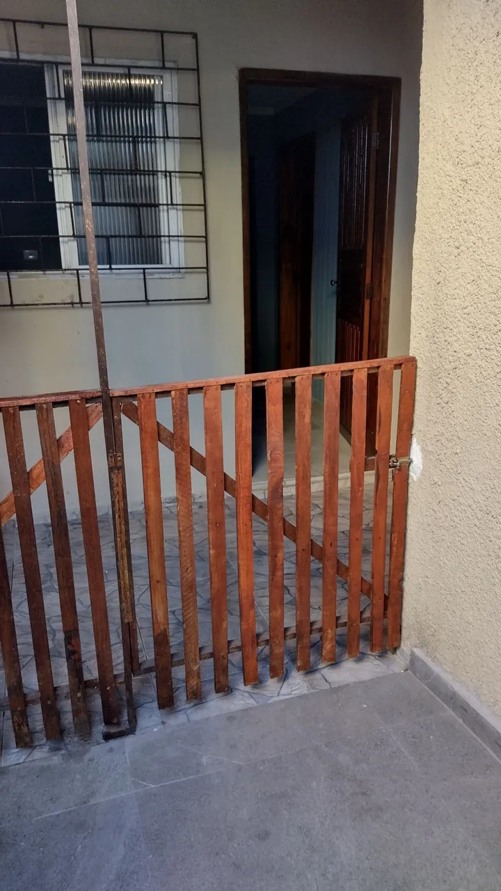 Alugo casa no Cajuru fundos sem vaga de garagem