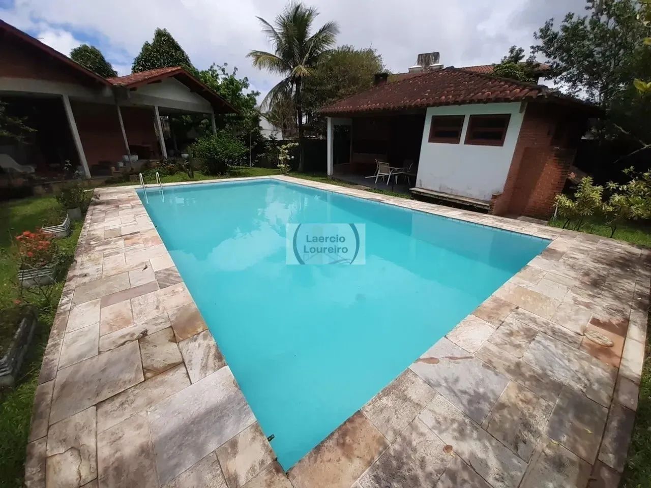 Casa com Piscina Churrasqueira e quintal no Guarujá