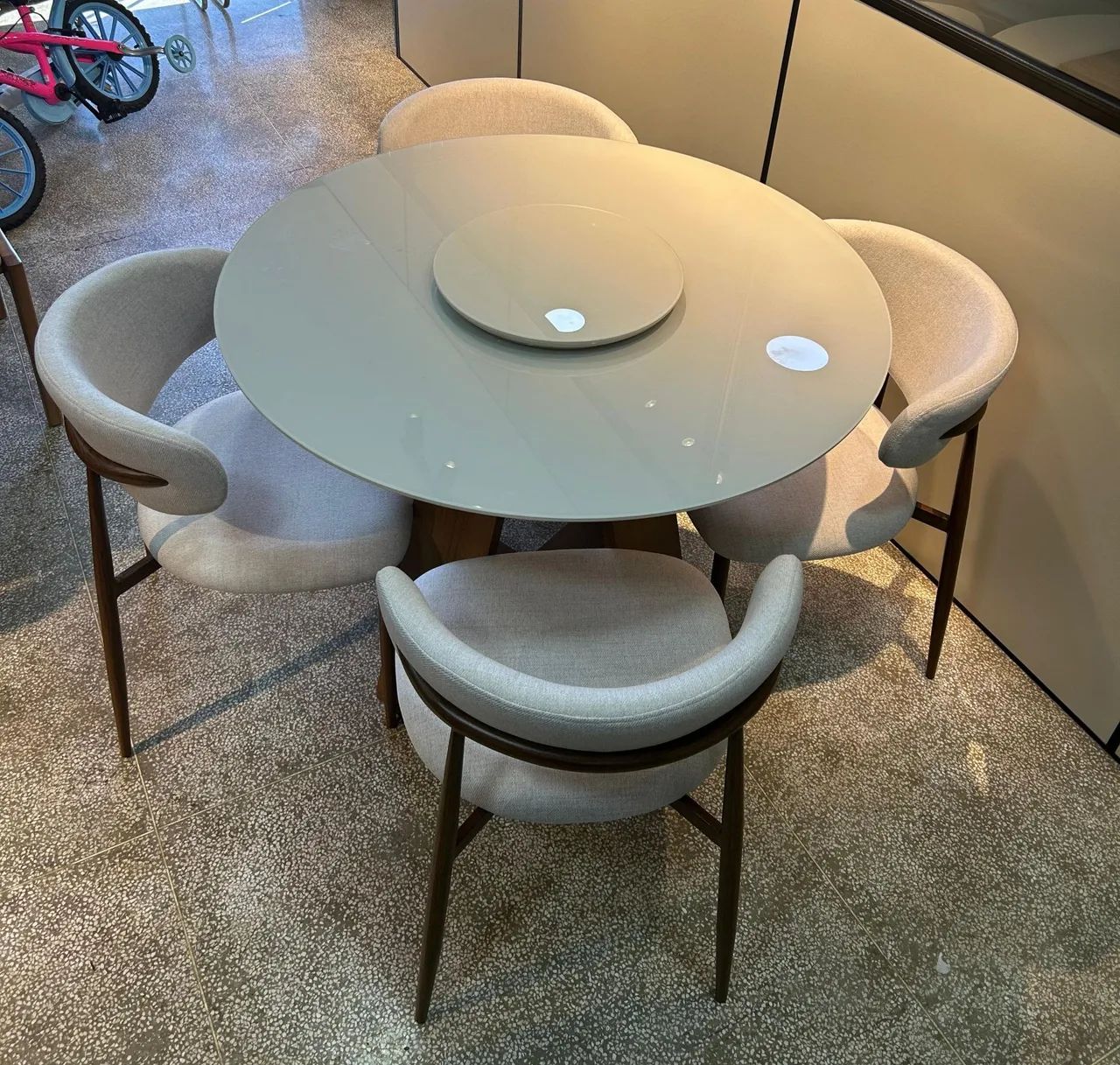 Mesa de Jantar Redonda com 4 Cadeiras Design Moderno com gira prato  - Foto 4