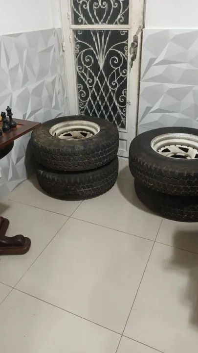 Conjunto de roda e pneus para caminhão,jeep e utilitário. 