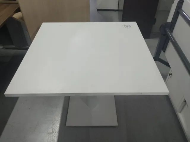 Mesa de refeitório em formato quadrada