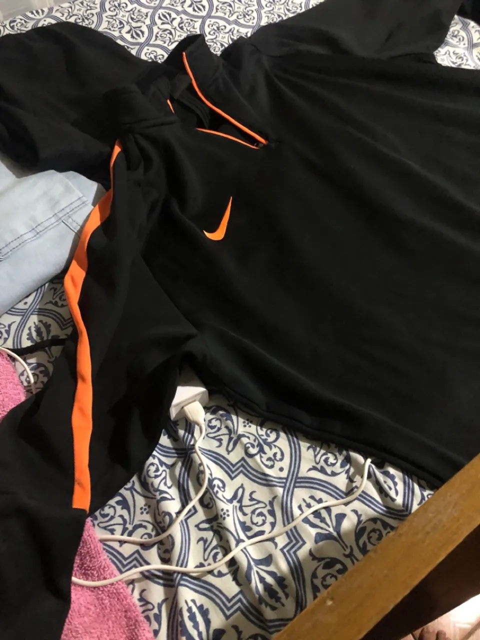 Casaco Nike com detalhe laranja GG