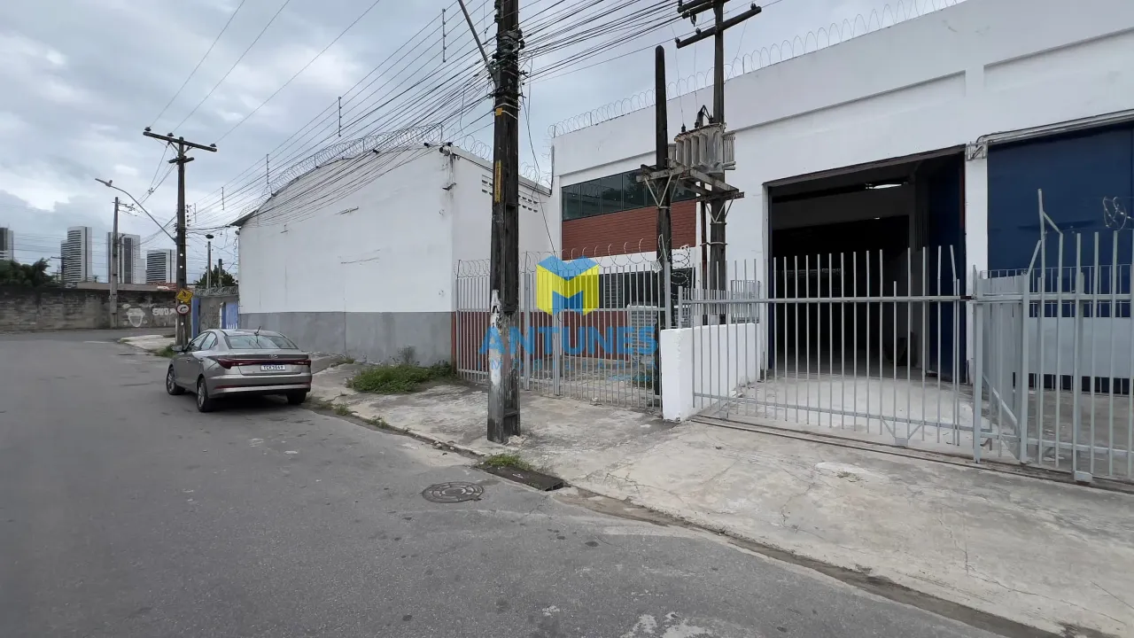 Alugue na Imbiribeira galpão com 600m², piso de alta tonelagem polido