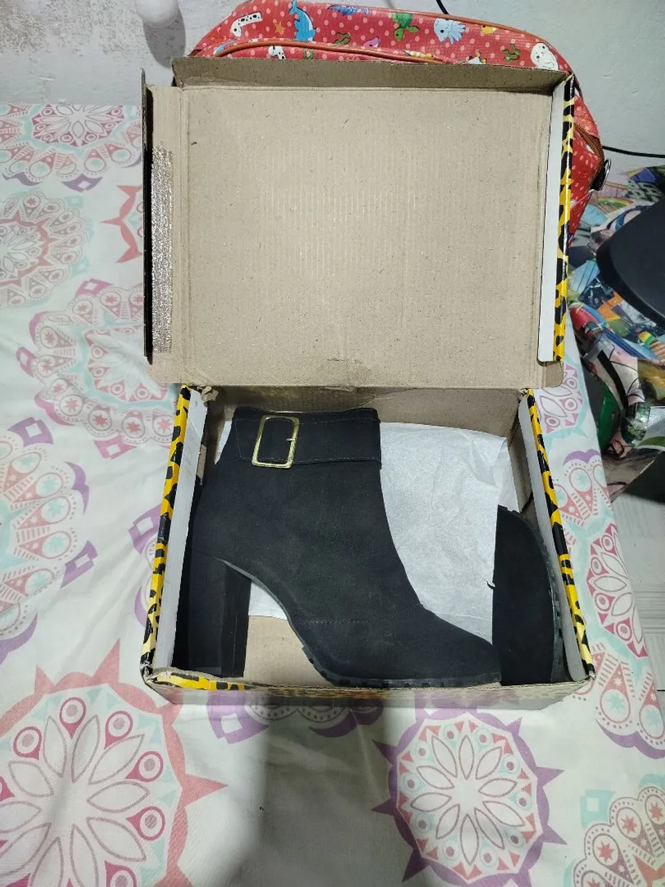 Bota feminina preta de salto