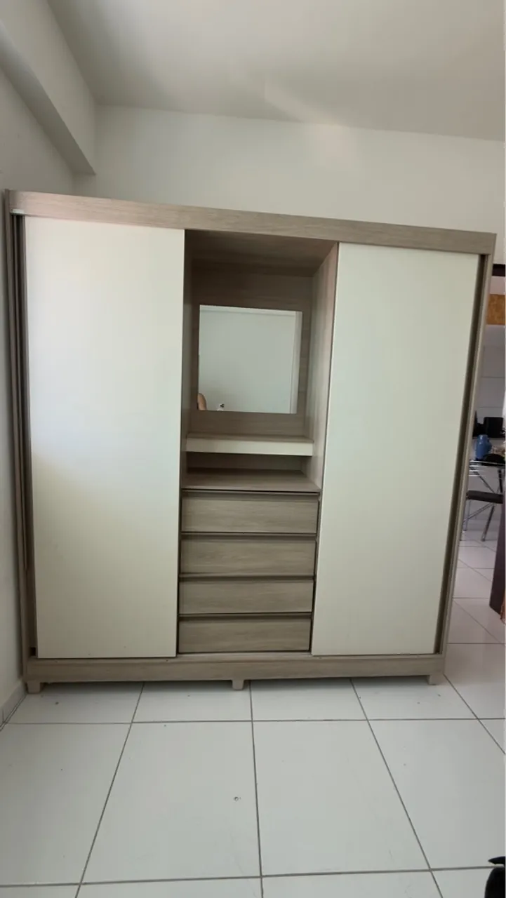 Guarda-Roupa Moderno com Espelho e Gavetas