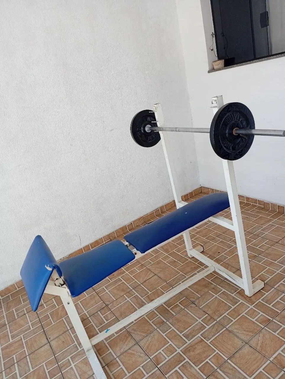Mesa de supino com barra maciça com 20 Kilo de anilhas(600 reais ) - Foto 3