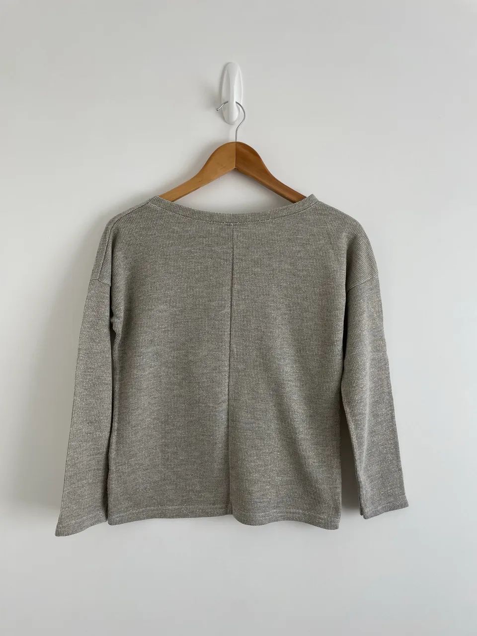 Blusa feminina tam 14 cinza com fios dourados  - Foto 3