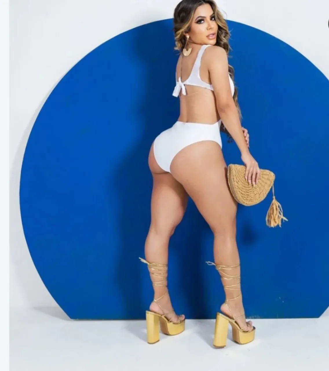 Conjunto de biquíni branco e sandálias douradas