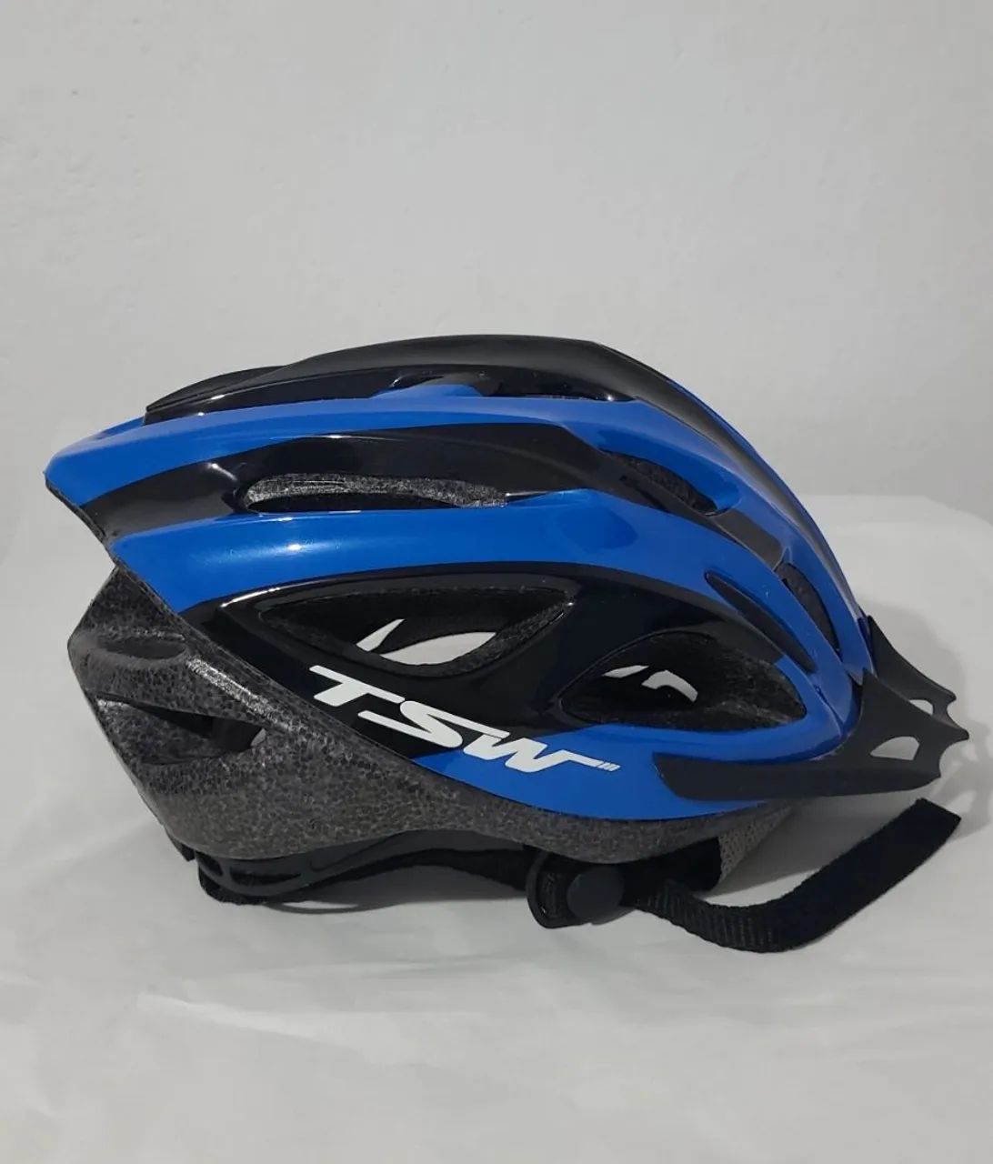 Capacete de Ciclismo TSW Azul e Preto, bonito, original, confortável, design moderno. 