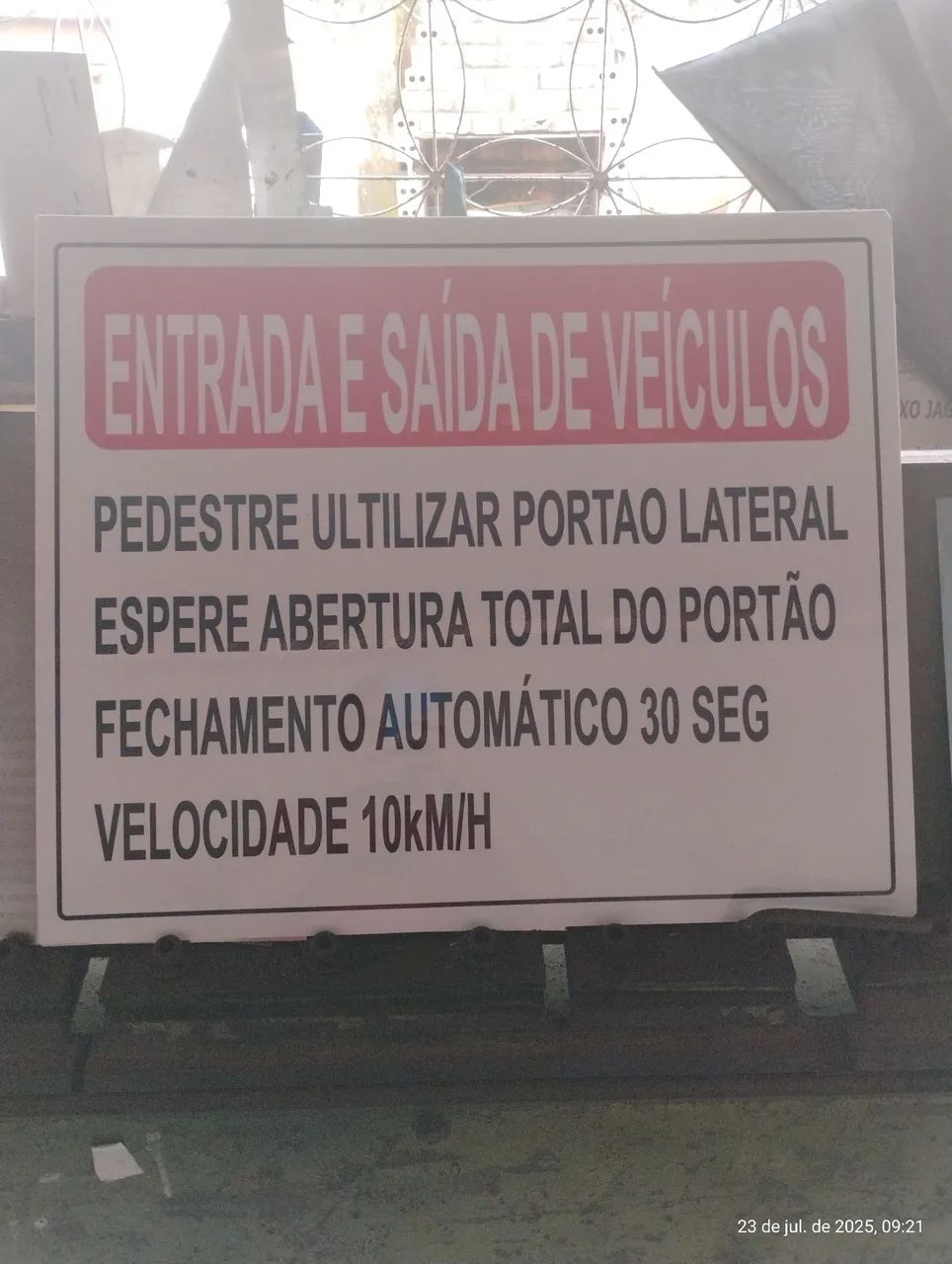 Placa de Entrada e Saída de Veículos